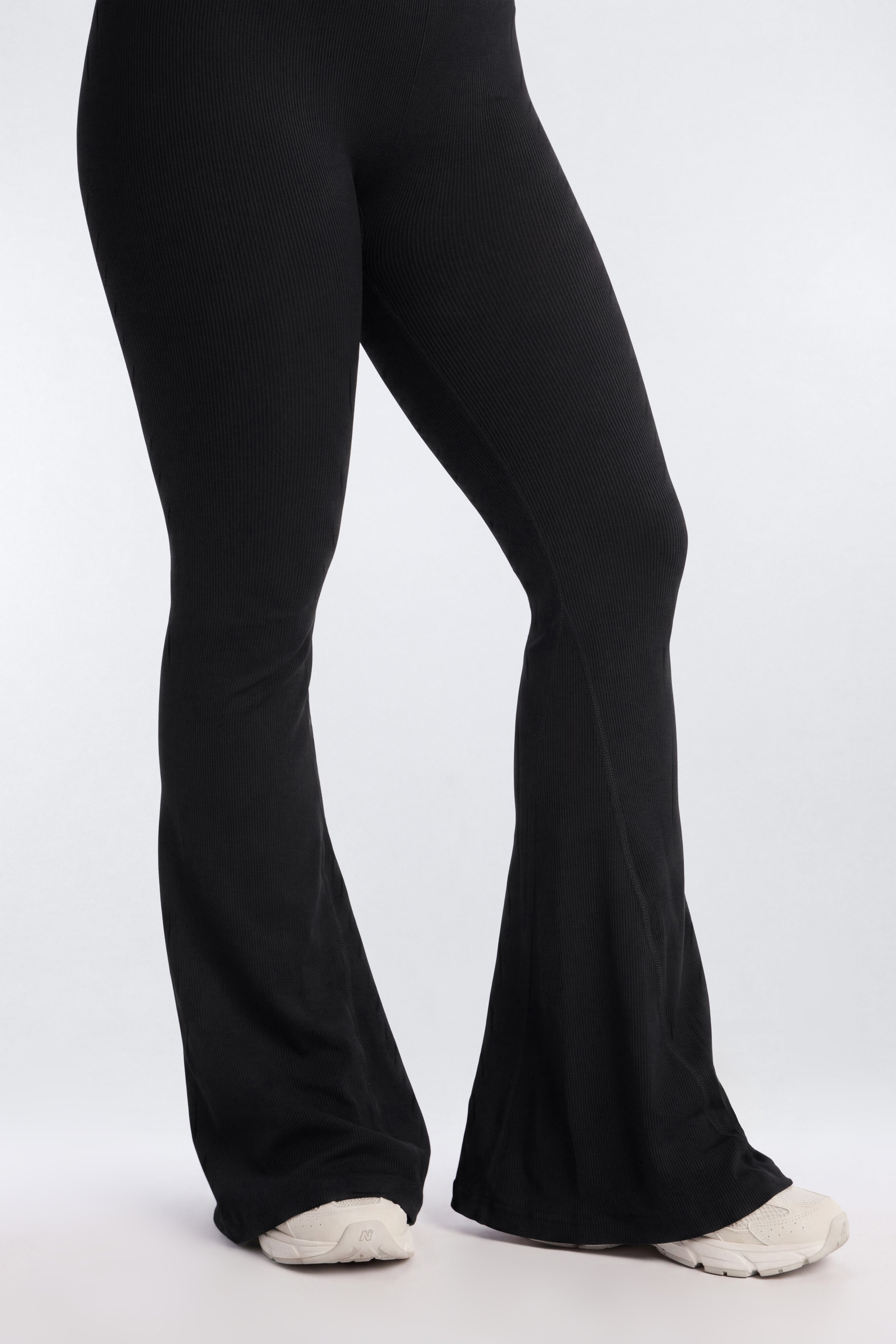 SeamlessLift™ 32″ High Rise Flare Legging - Black