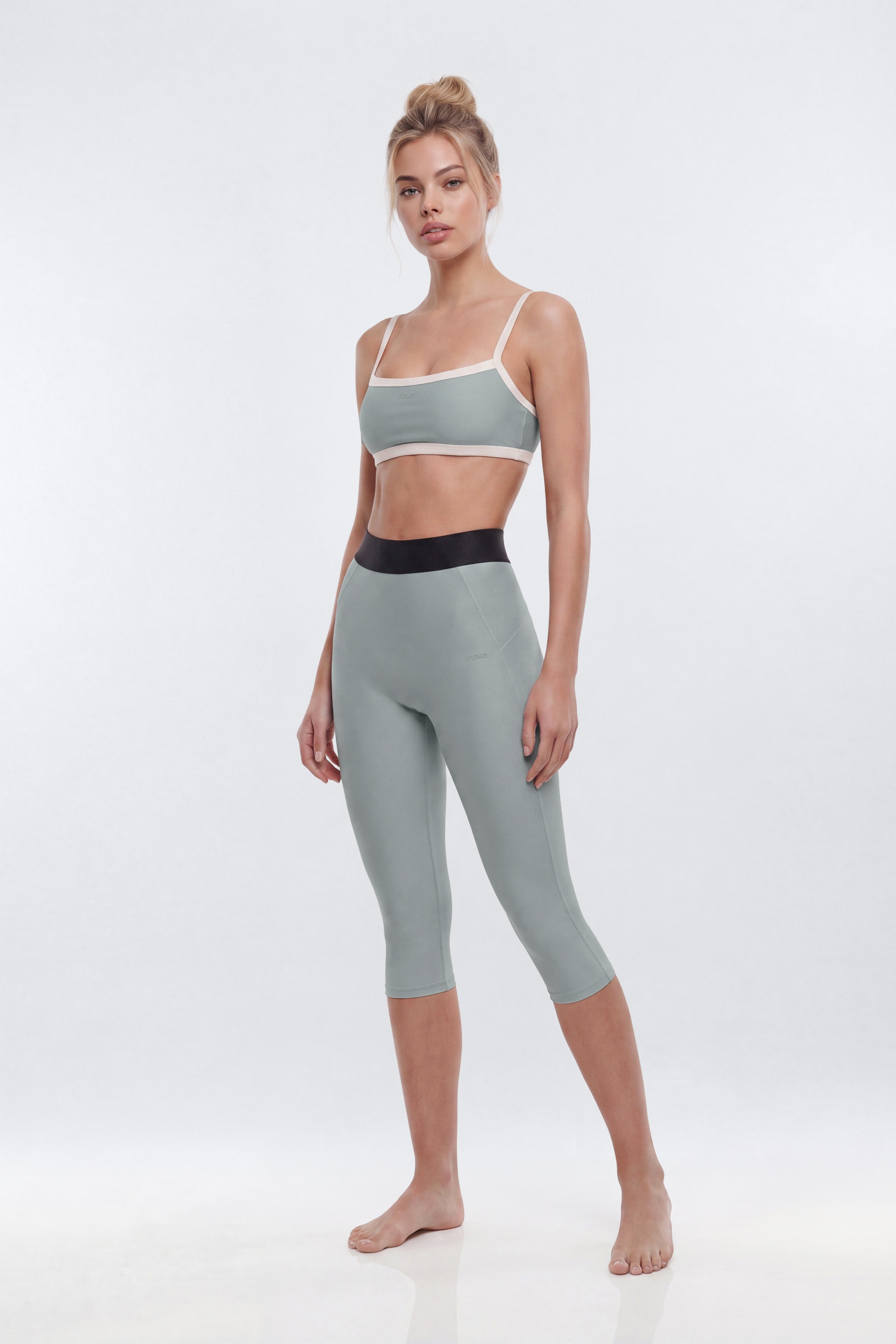 AirSculpt™ 17″ Mid-Rise Capri Legging - Steel