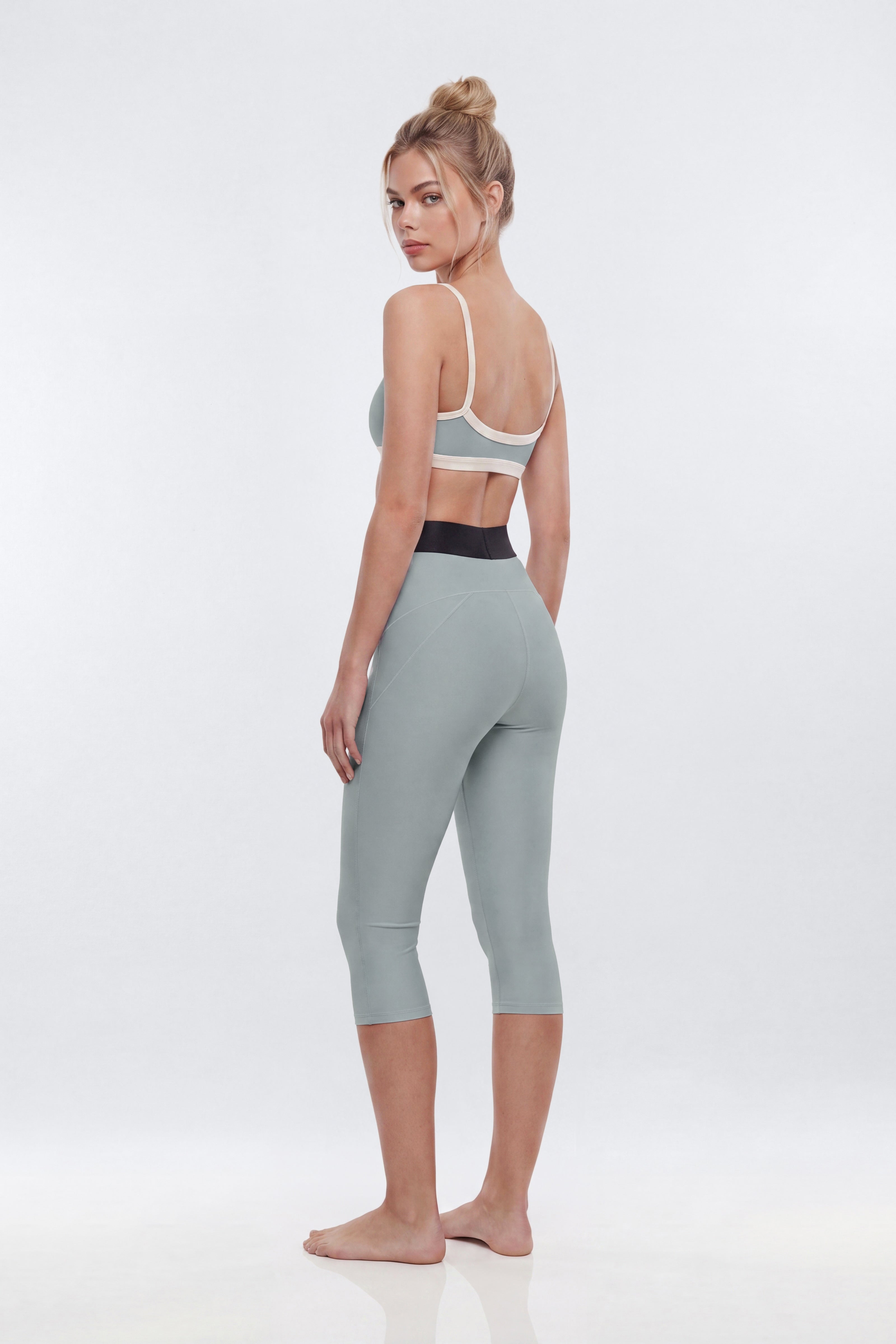 AirSculpt™ 17″ Mid-Rise Capri Legging - Steel