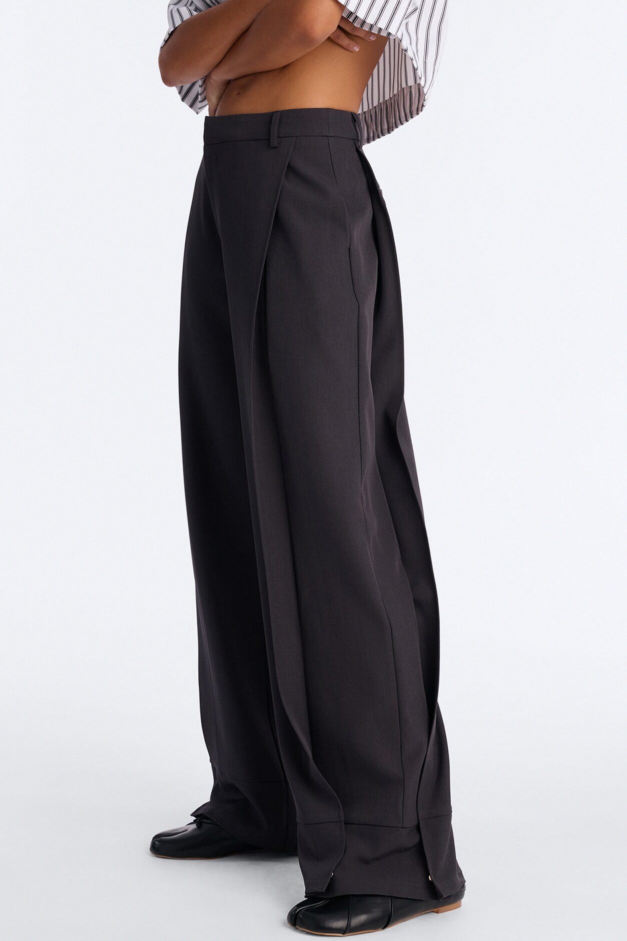 Anya Double Side Pleat Button Hem Trouser 33″ - Charcoal