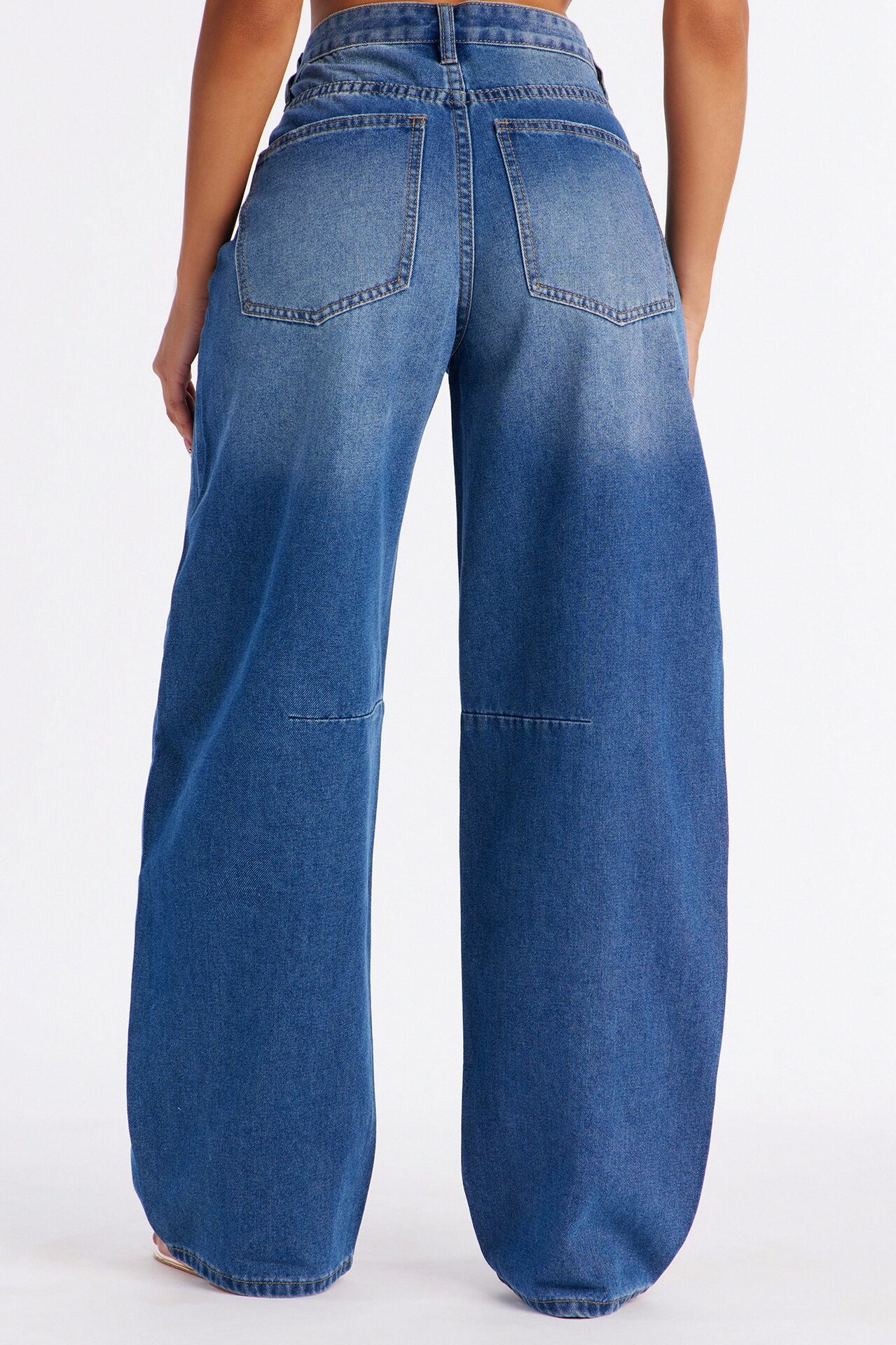 La Paz Loose Barrel Leg Jeans - Medium Wash