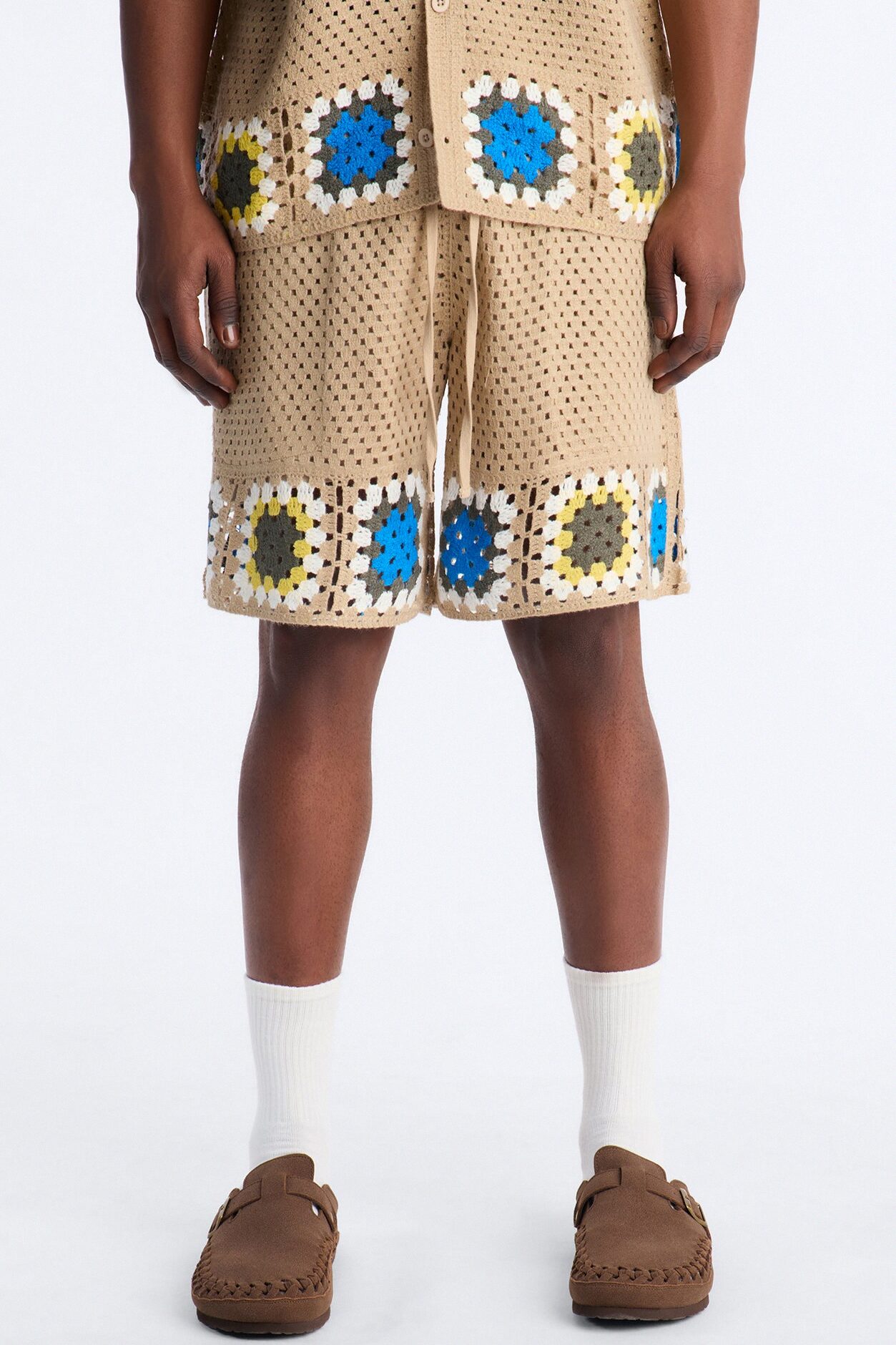 Relaxed Daisy Daze Crochet Short - Tan