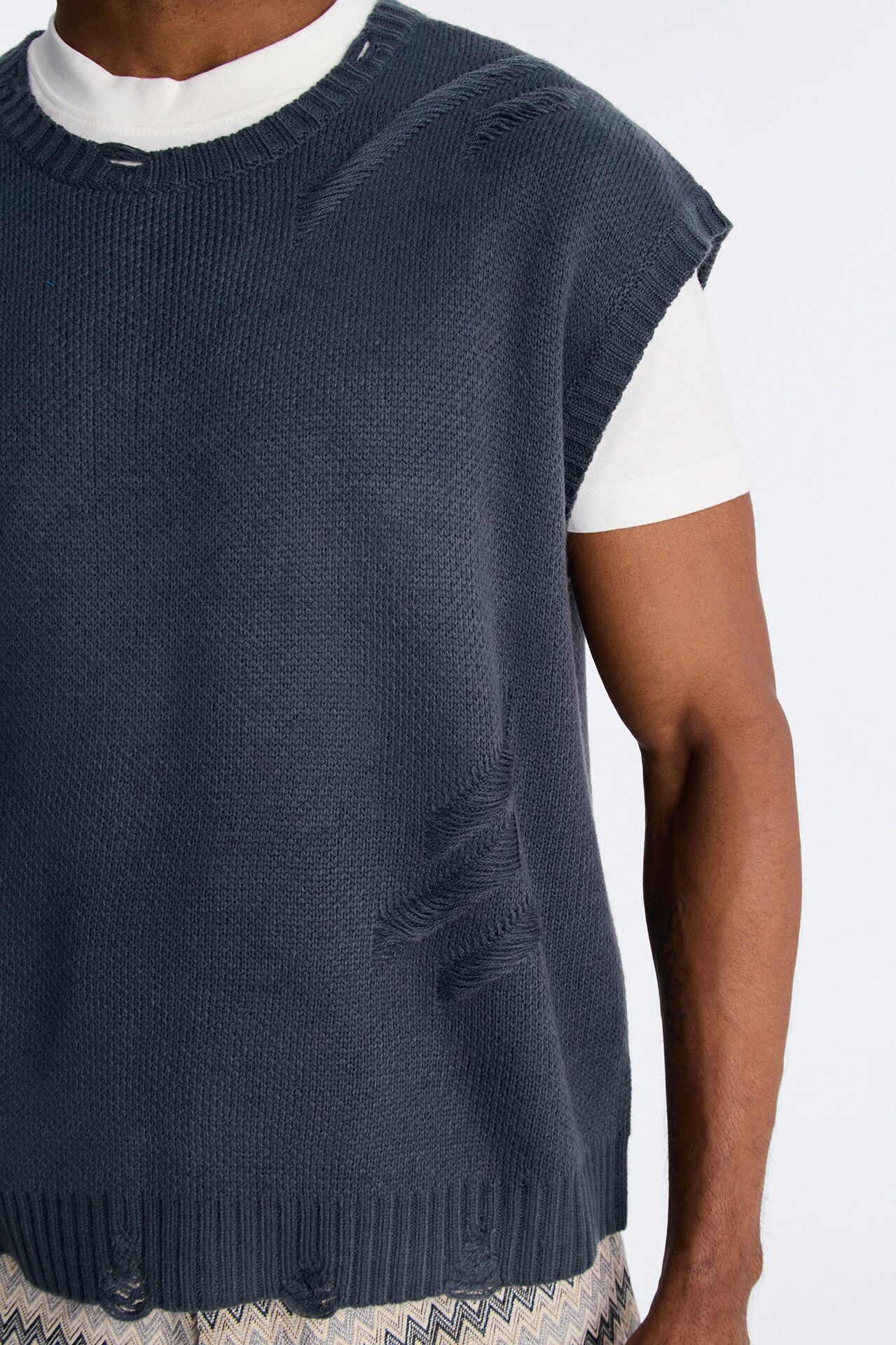 Shredline Desgastado Frayed Sweater Vest - Olive