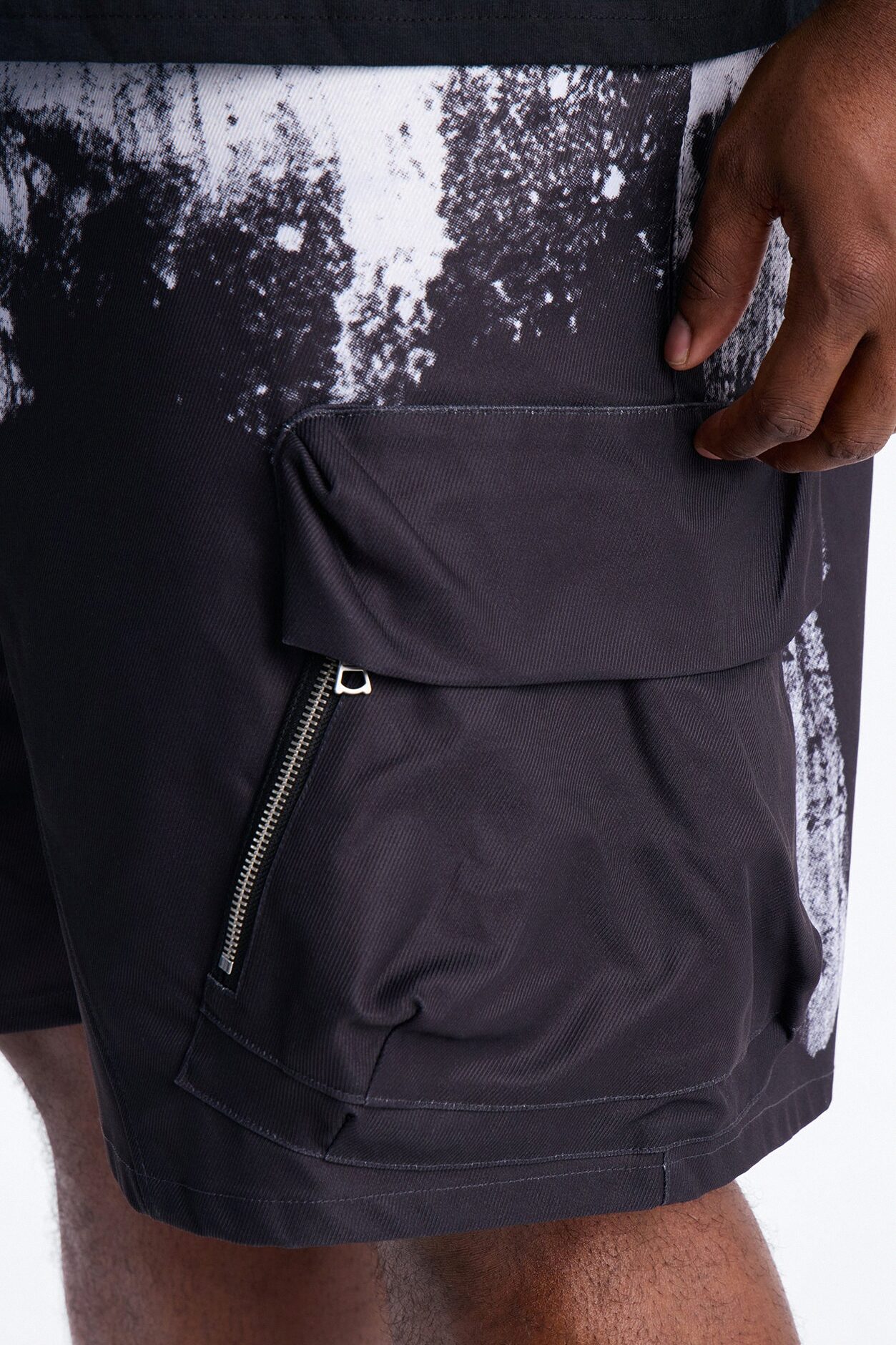 Relaxed Traveling Artist Short - Black/White