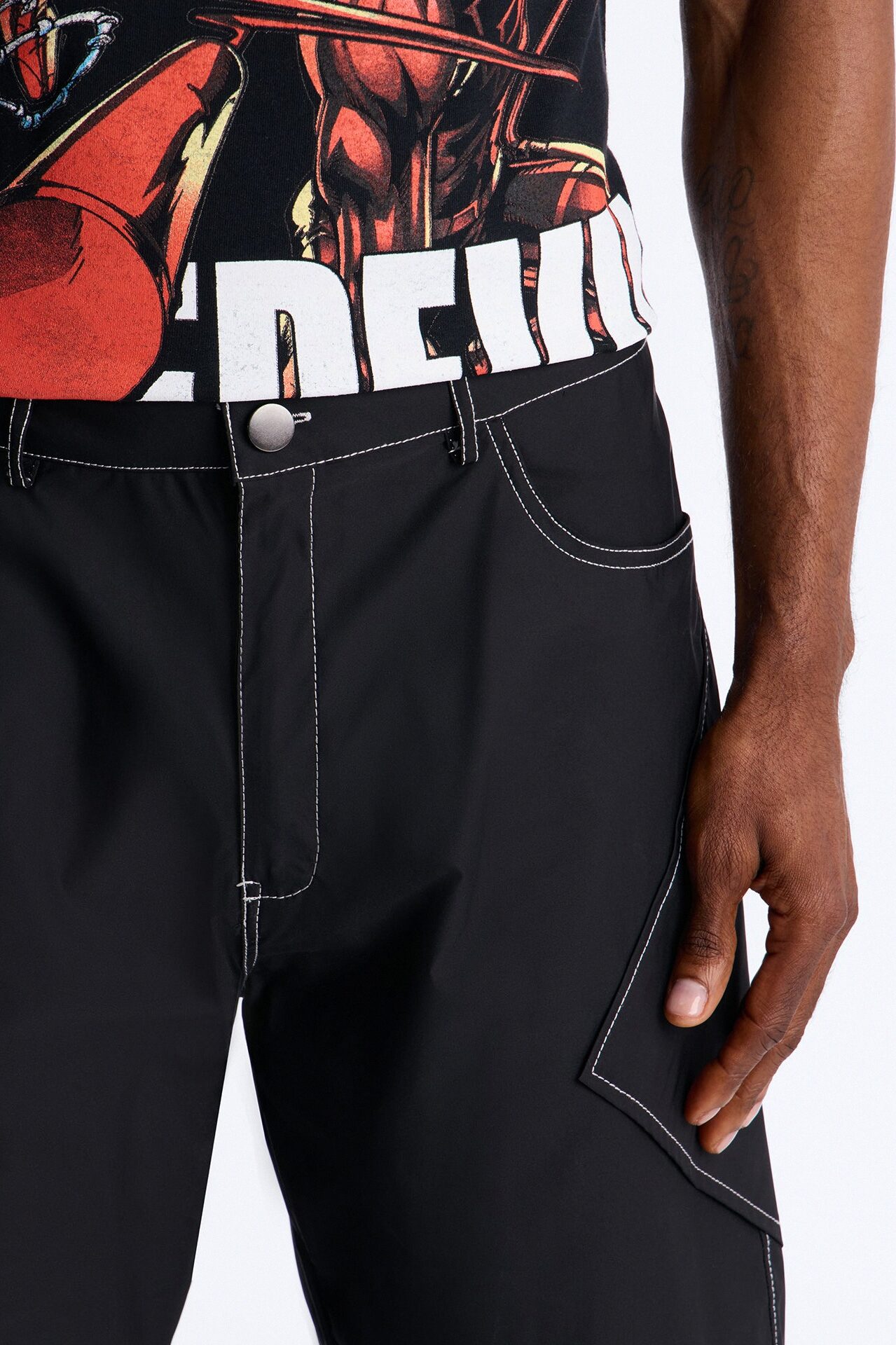 Relaxed Diamond Appeal Contrast Thread Short - Black