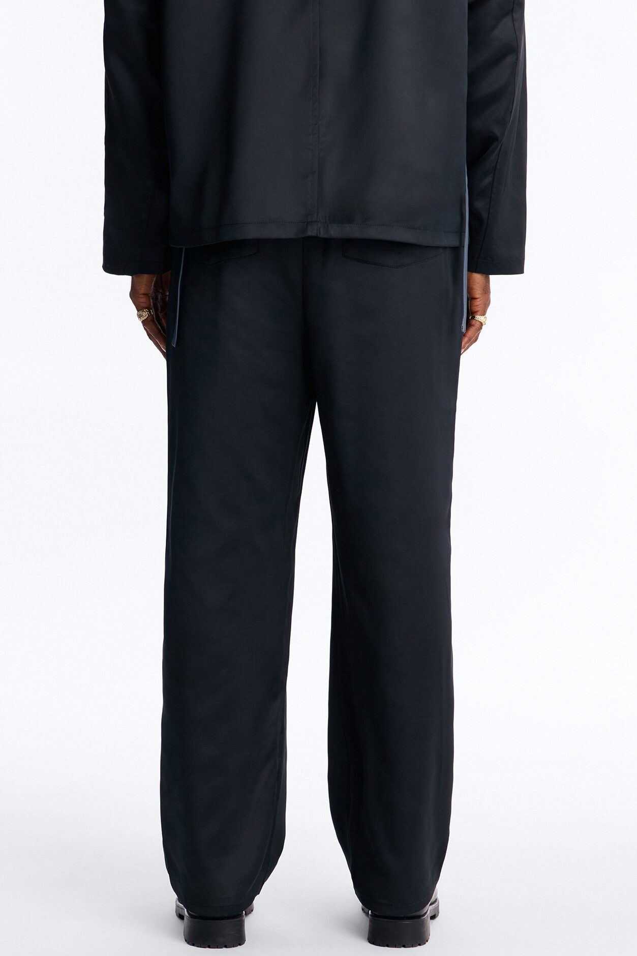Relaxed Liquid Shadow Pleated Trouser - Black
