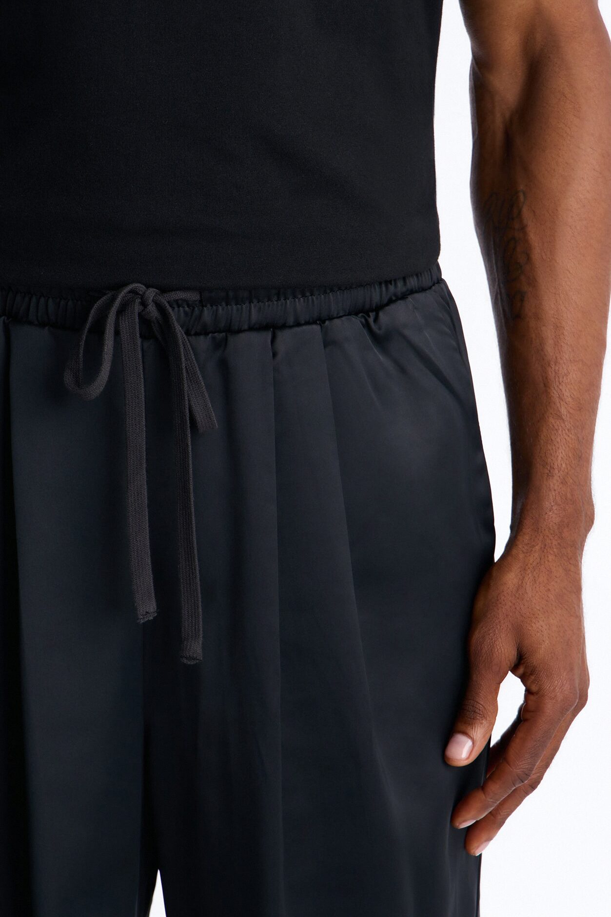 Relaxed Liquid Shadow Pleated Trouser - Black