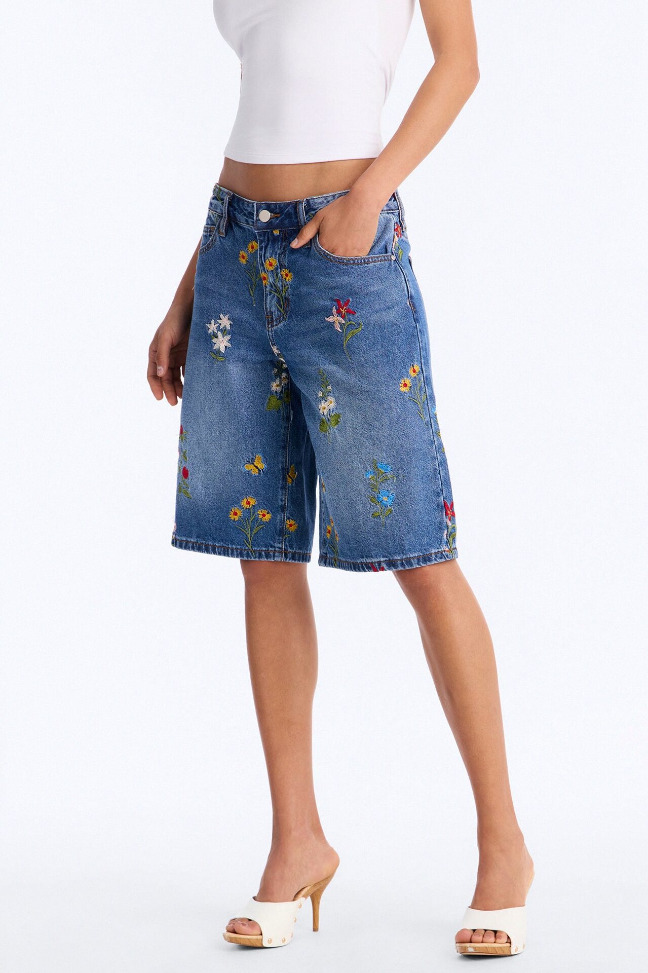 Parc De Fleurs Embroidered Denim Shorts - Medium Wash