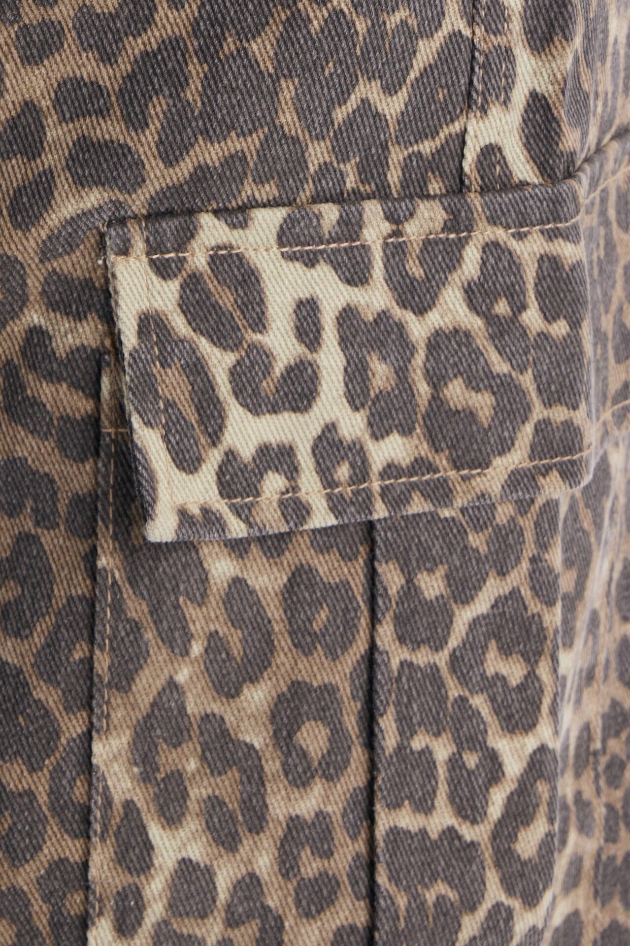Londyn Leopard Mid Rise Cargo Barrel Leg Pant 30″ - Leopard