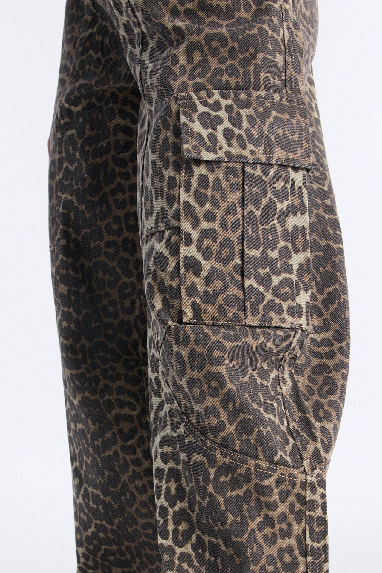 Londyn Leopard Mid Rise Cargo Barrel Leg Pant 30″ - Leopard