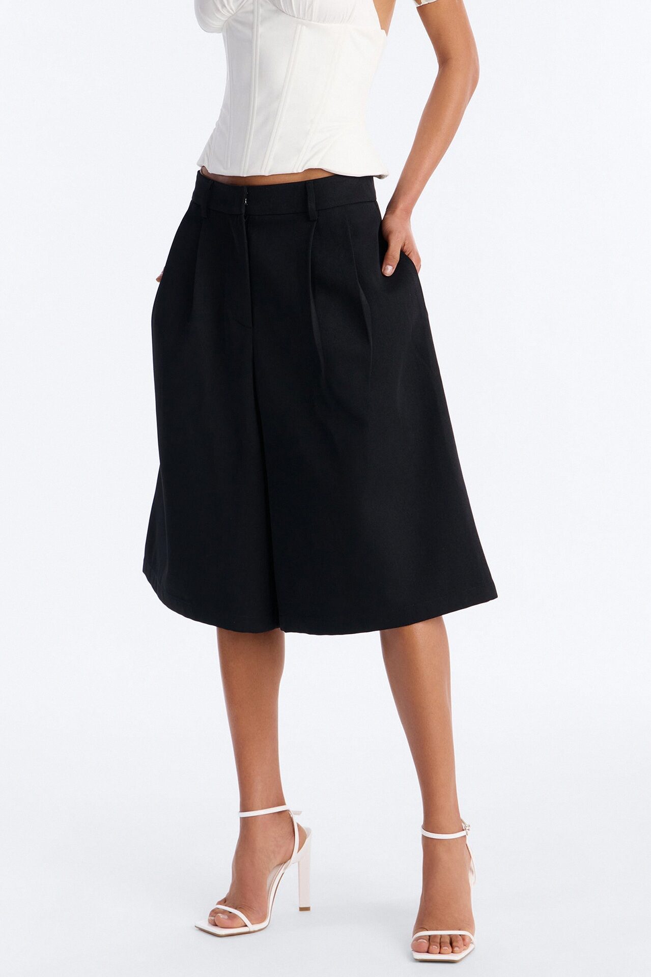 IT Girl Low Rise Bermuda Short - Black