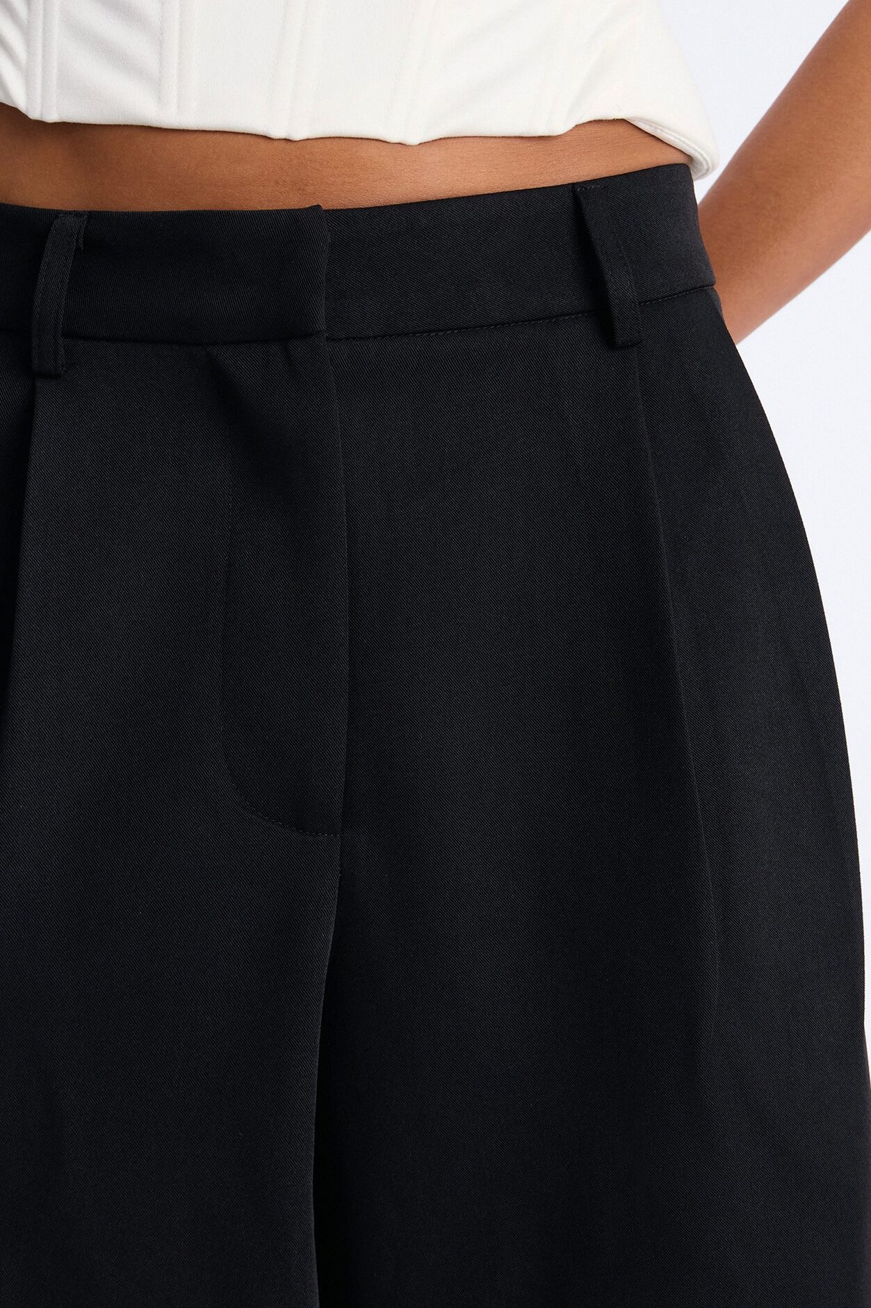 IT Girl Low Rise Bermuda Short - Black