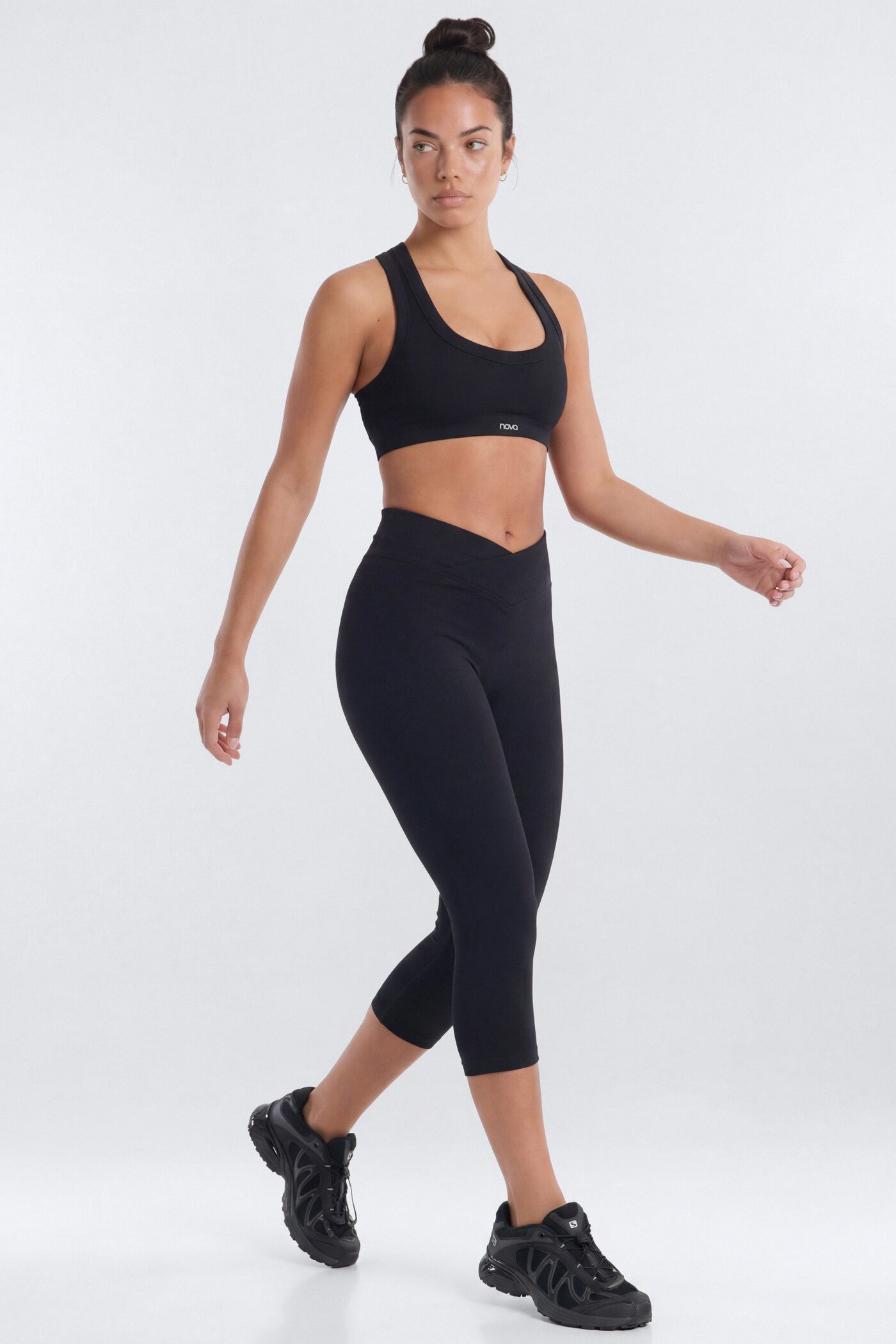 SeamlessLift™ Soft V-Front Racerback Sports Bra - Black