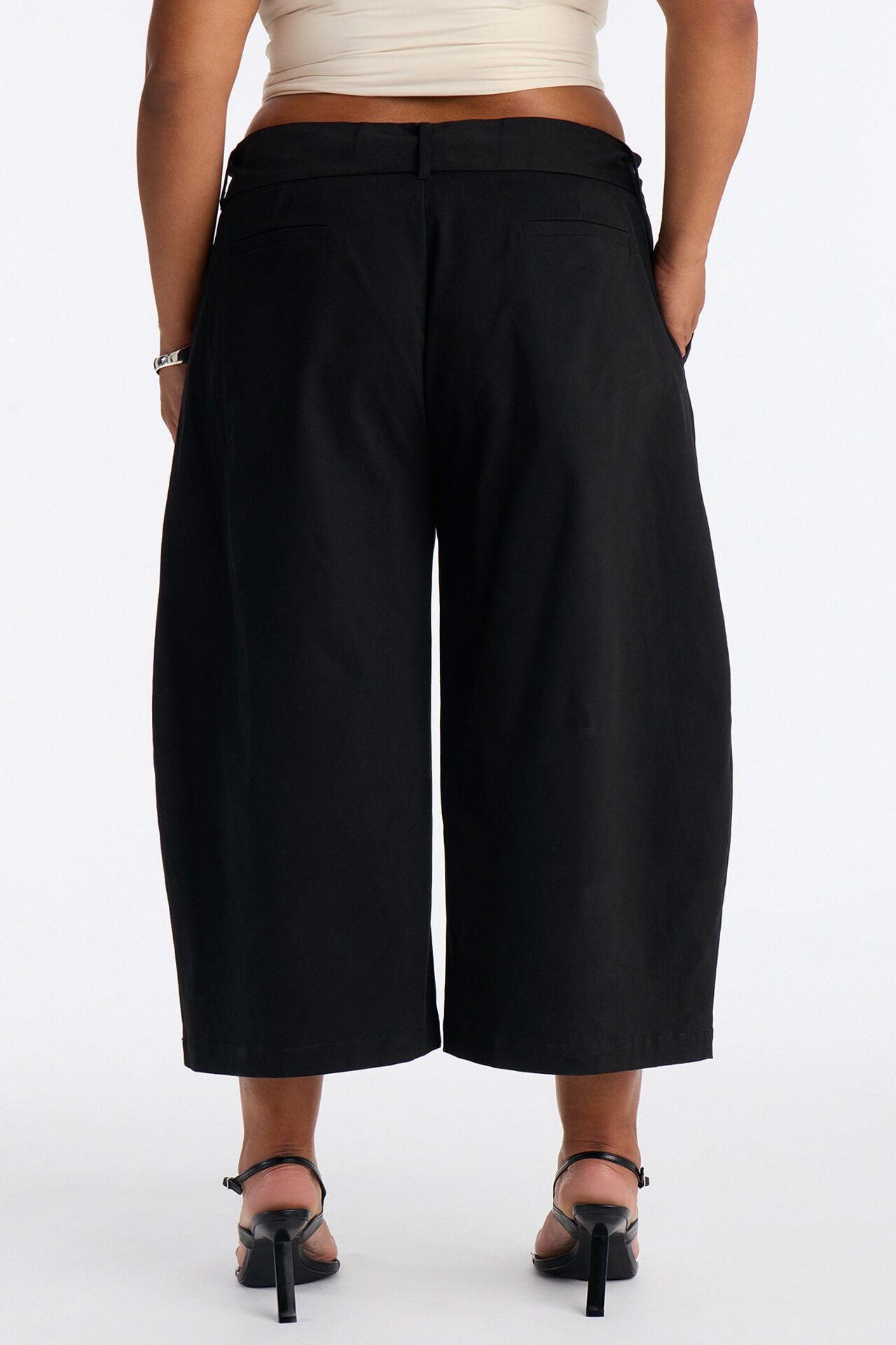 Charity Mid Rise Culotte Barrel Leg Pant - Black