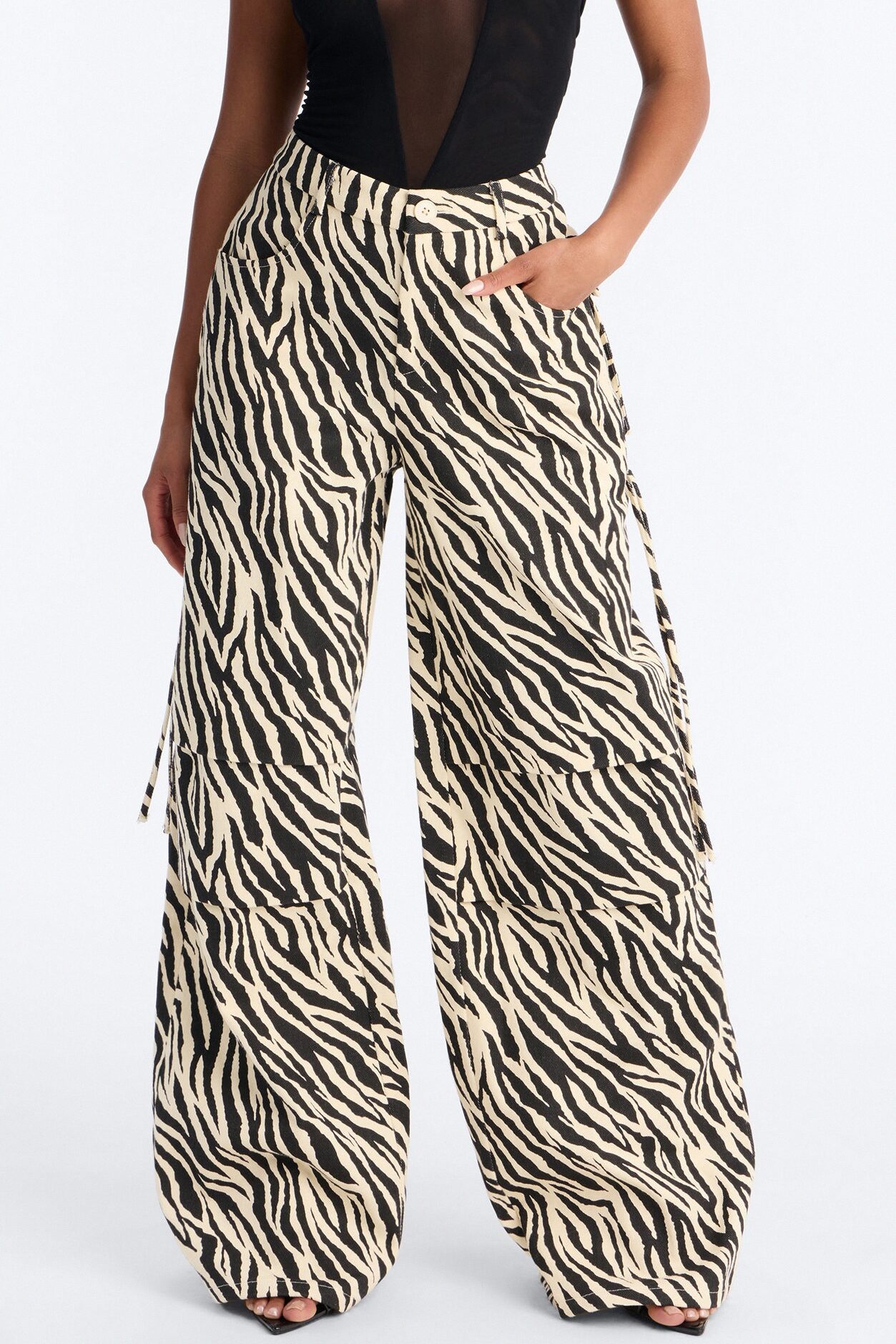 Daring Zebra Wide Leg Pleated Pants 33″ - Black/combo