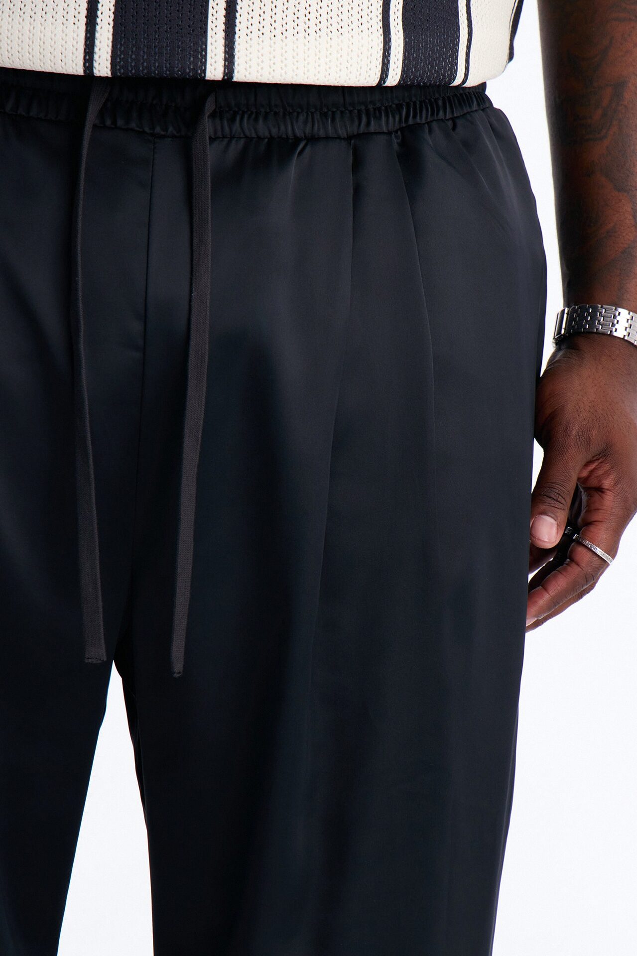 Relaxed Liquid Shadow Pleated Trouser - Black