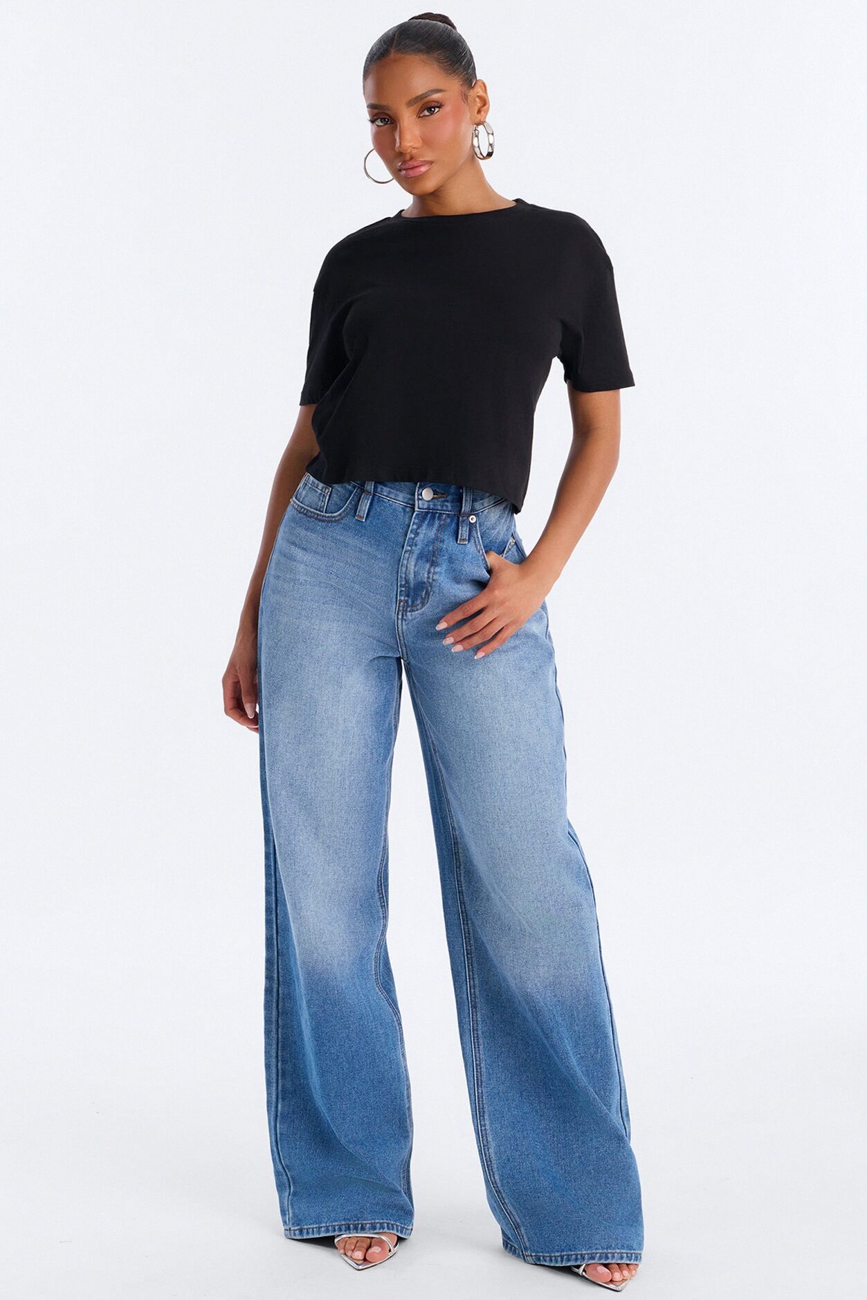 Simple And Modern Cropped Tee - Black