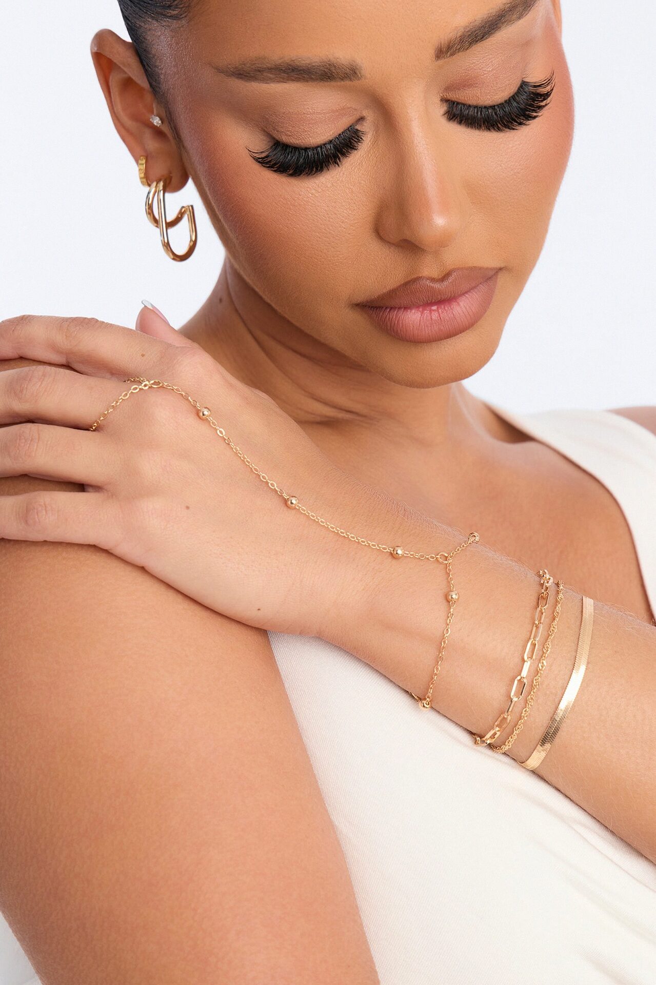 Detailed Diva 4 Piece Hand Chain Bracelet Set - Gold