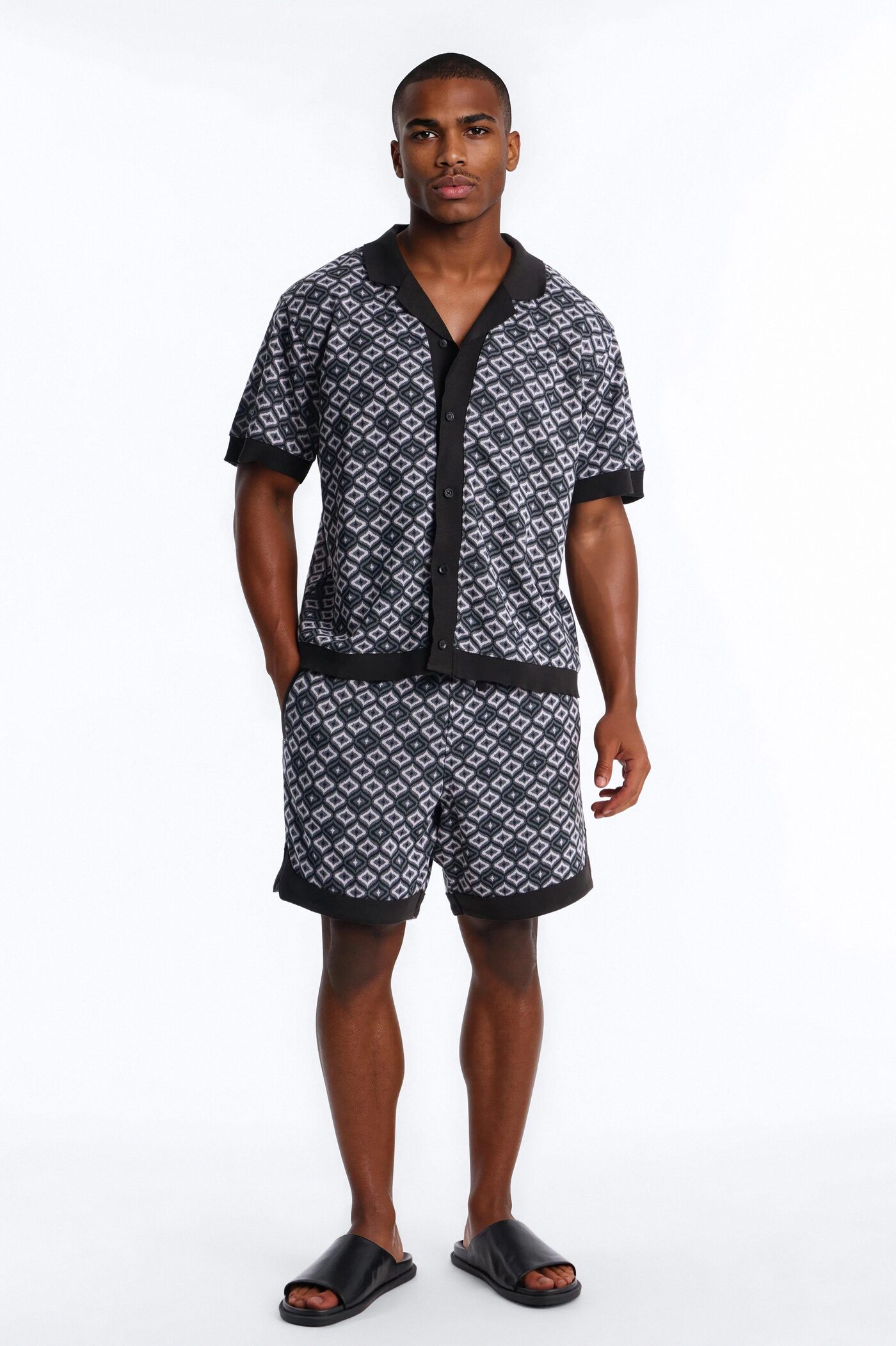 Relaxed Geometric Jewel Jacquard Short - Grey