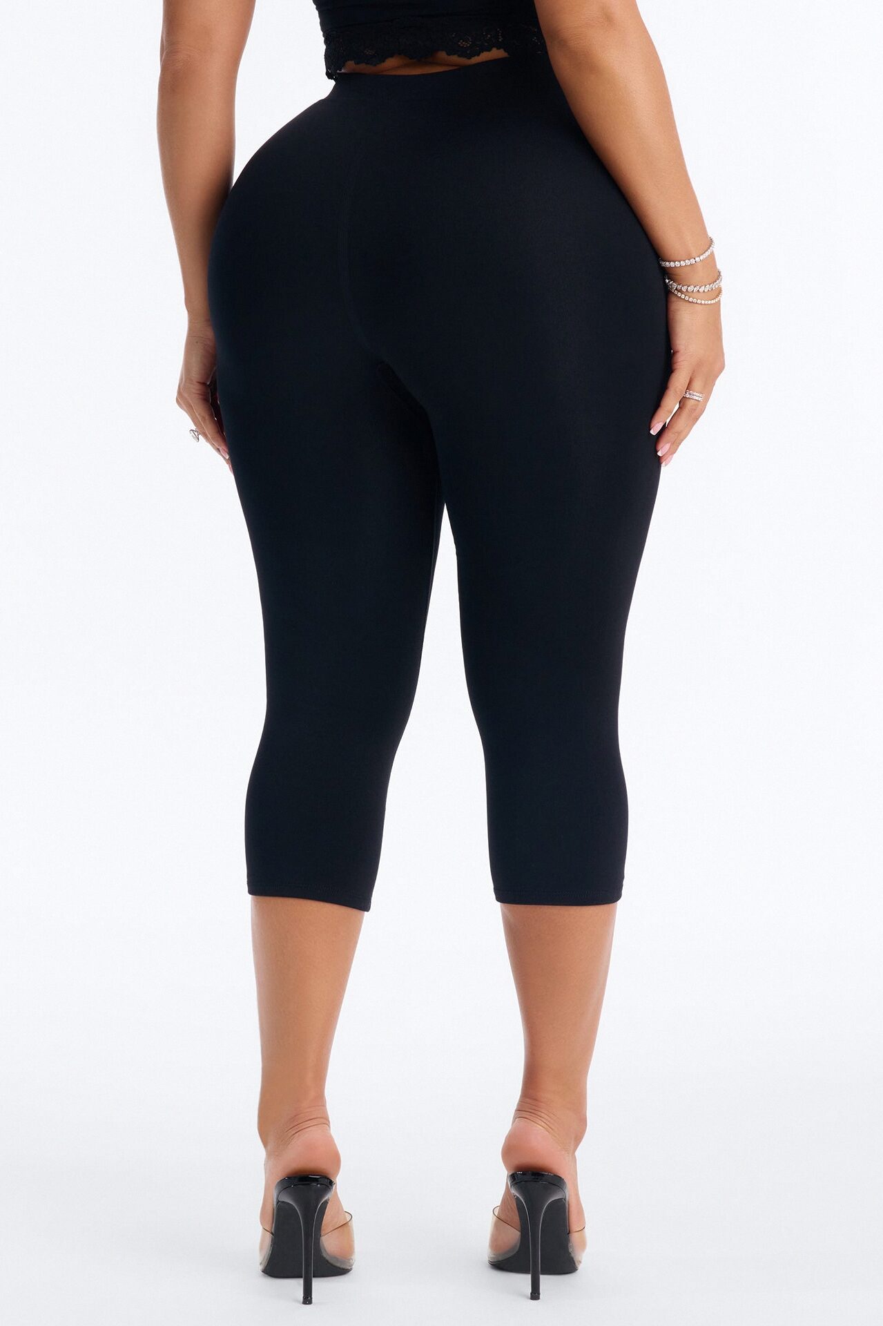 Seamless Smooth Double Lined Capri Pant - Black