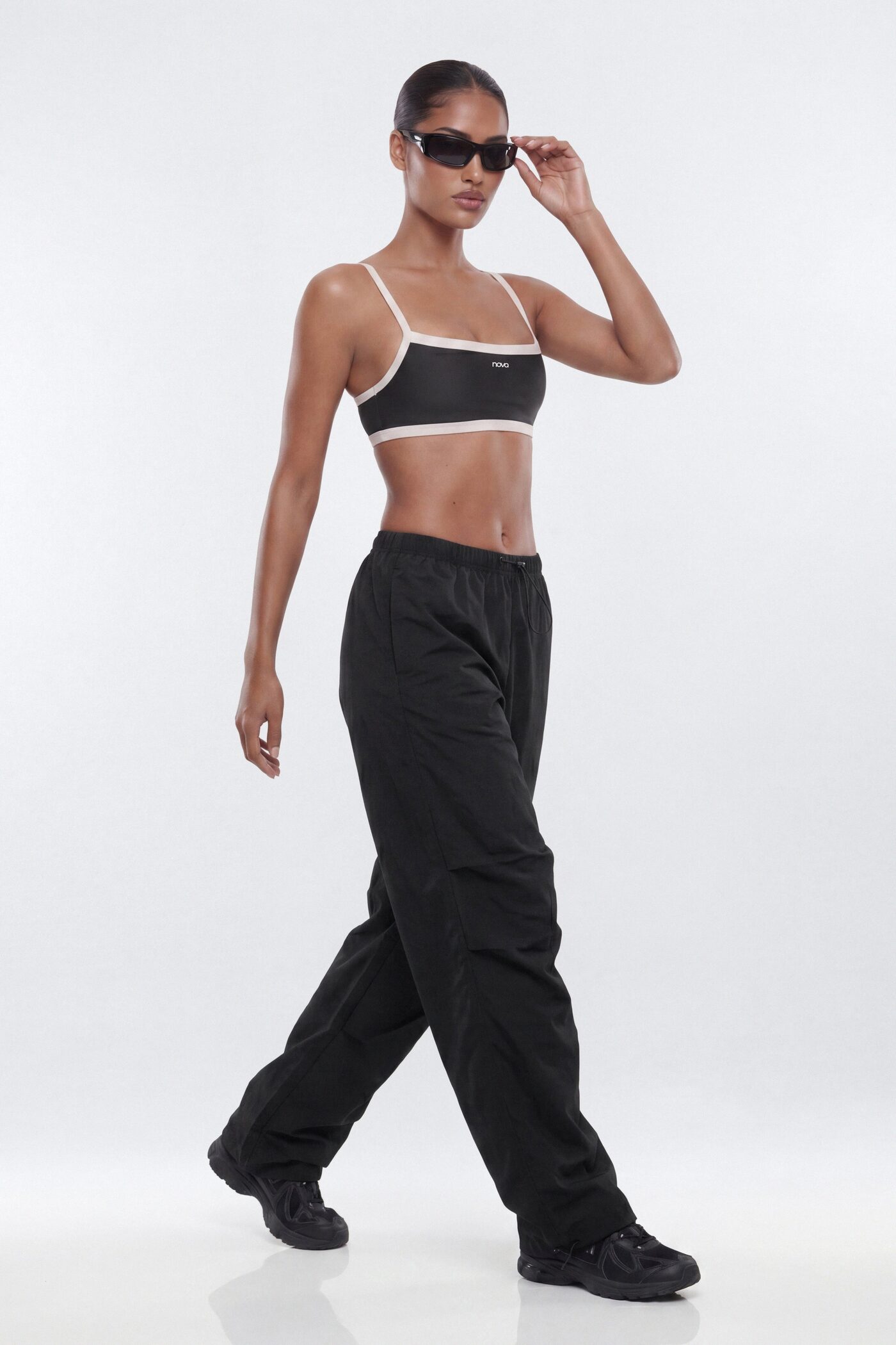 AirSculpt™ Contrast Strap Sports Bra - Black