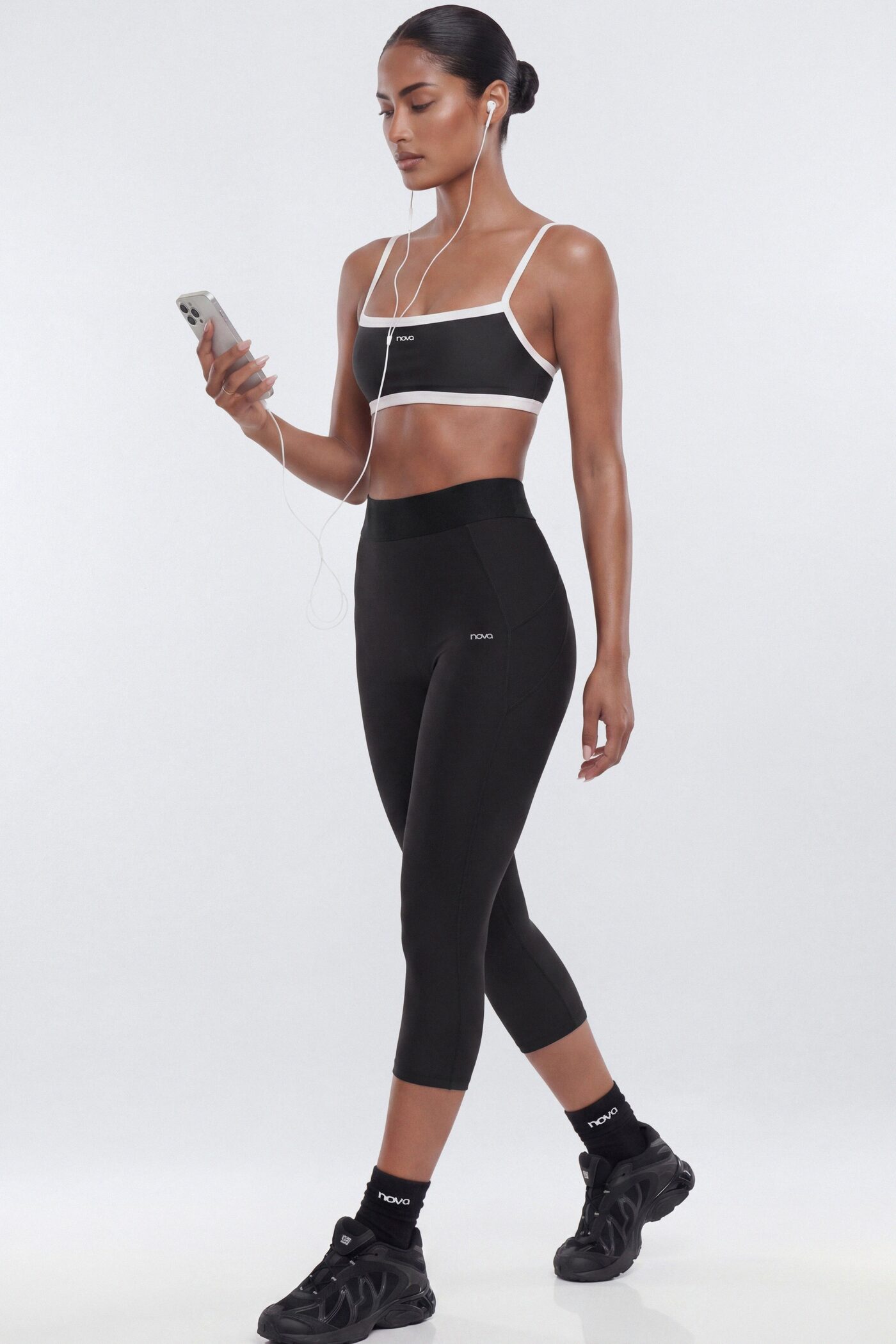 AirSculpt™ 17″ Mid-Rise Capri Legging - Black