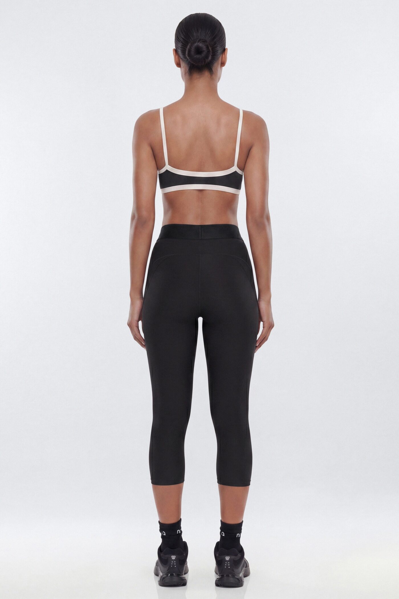 AirSculpt™ 17″ Mid-Rise Capri Legging - Black