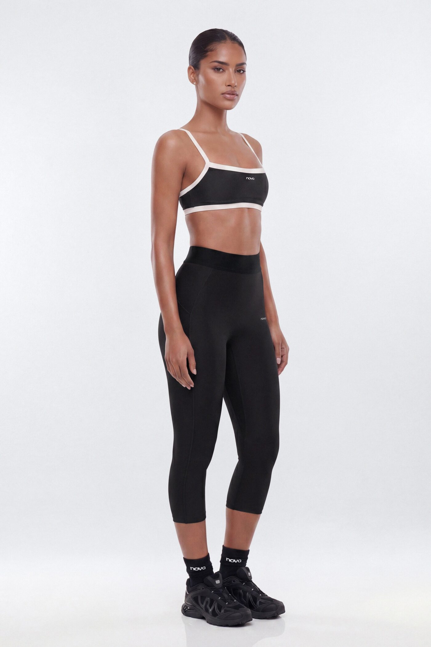 AirSculpt™ 17″ Mid-Rise Capri Legging - Black
