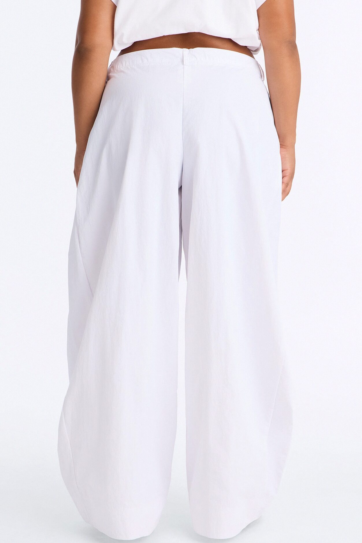 Brooke Barrel Leg Windbreaker Pant - White