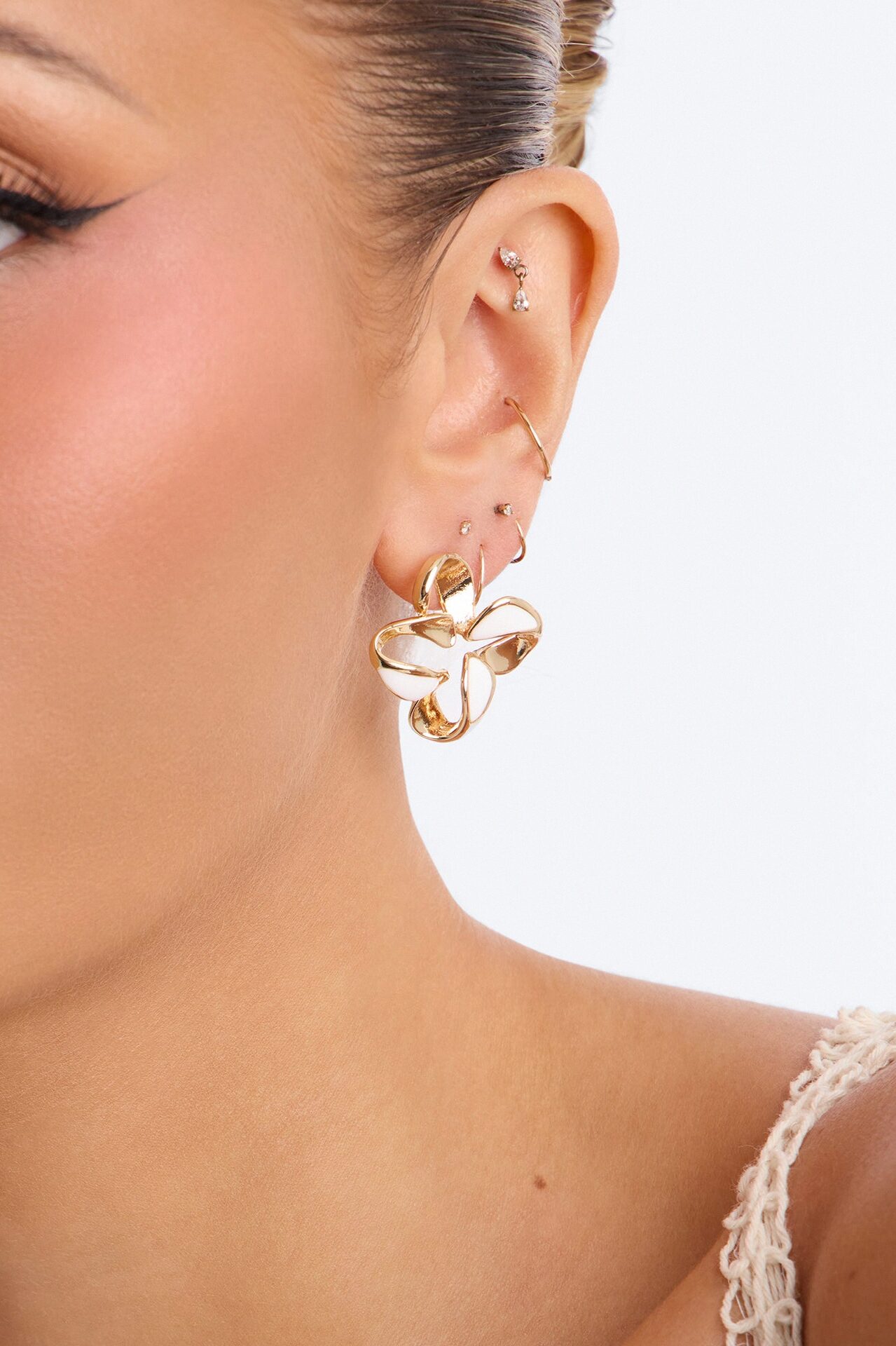 Star Lily Stud Earrings - White/Gold