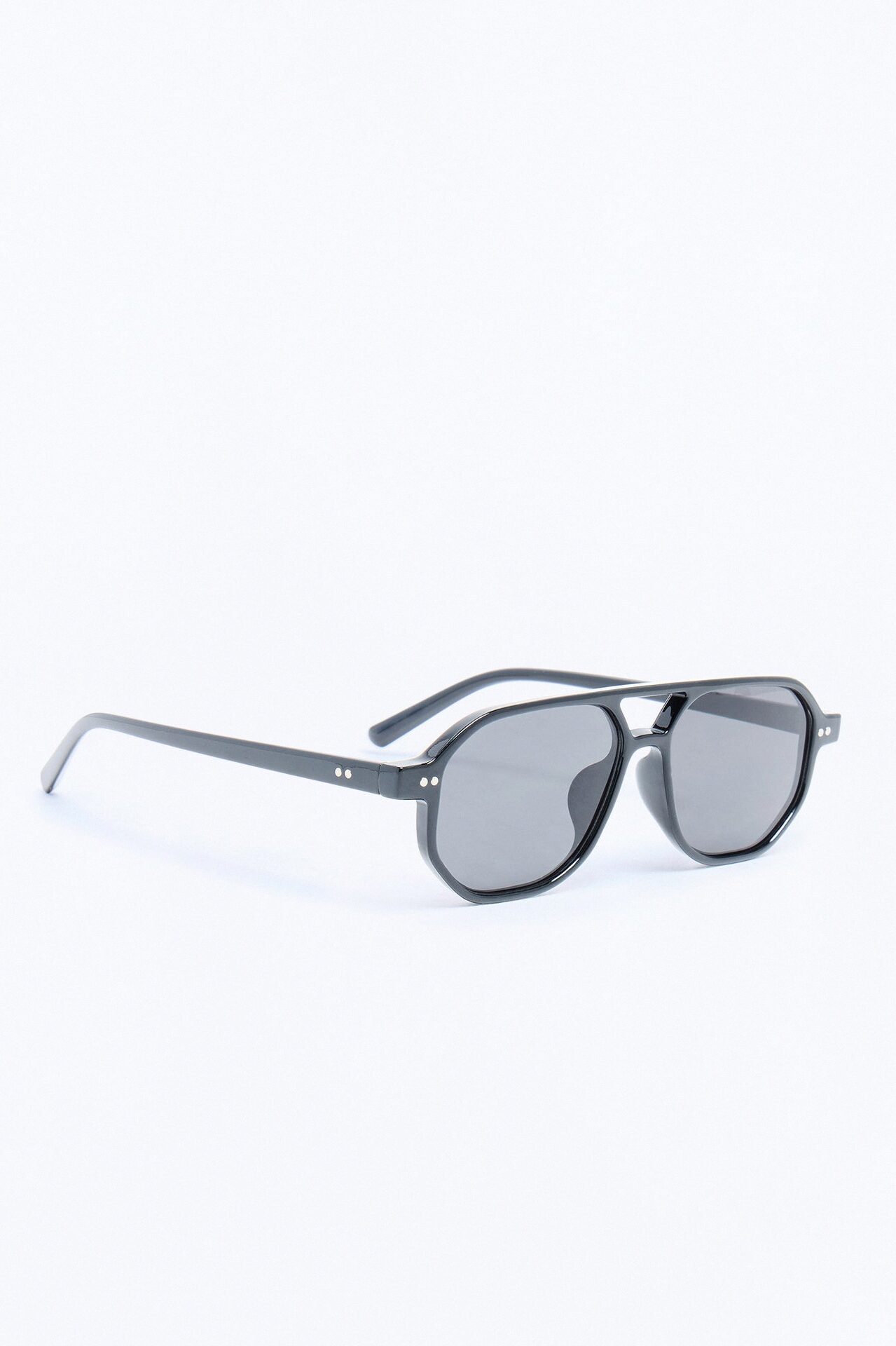 Eyes On Me Round Sunglasses - Black