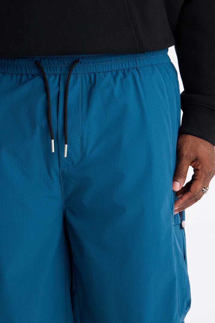 Relaxed Thirty Degree Mesh Outlay Tech Short - Blue