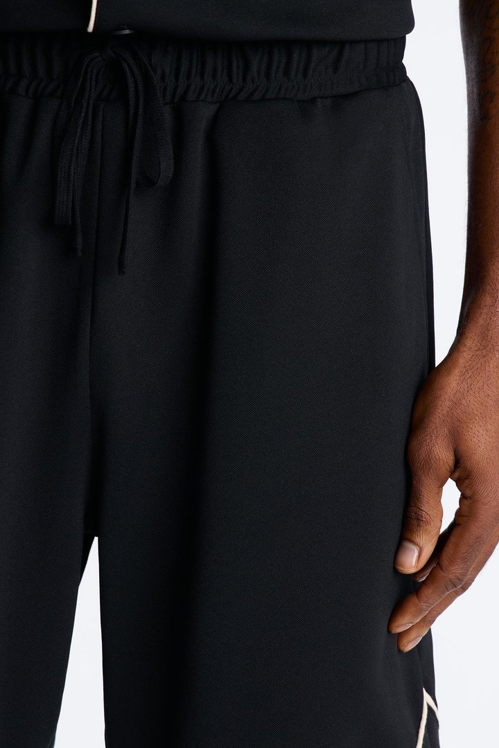 Relaxed Noir Shorts - Black