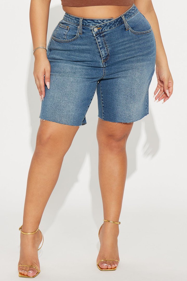 Lydie Crossover Bermuda Shorts - Dark Wash