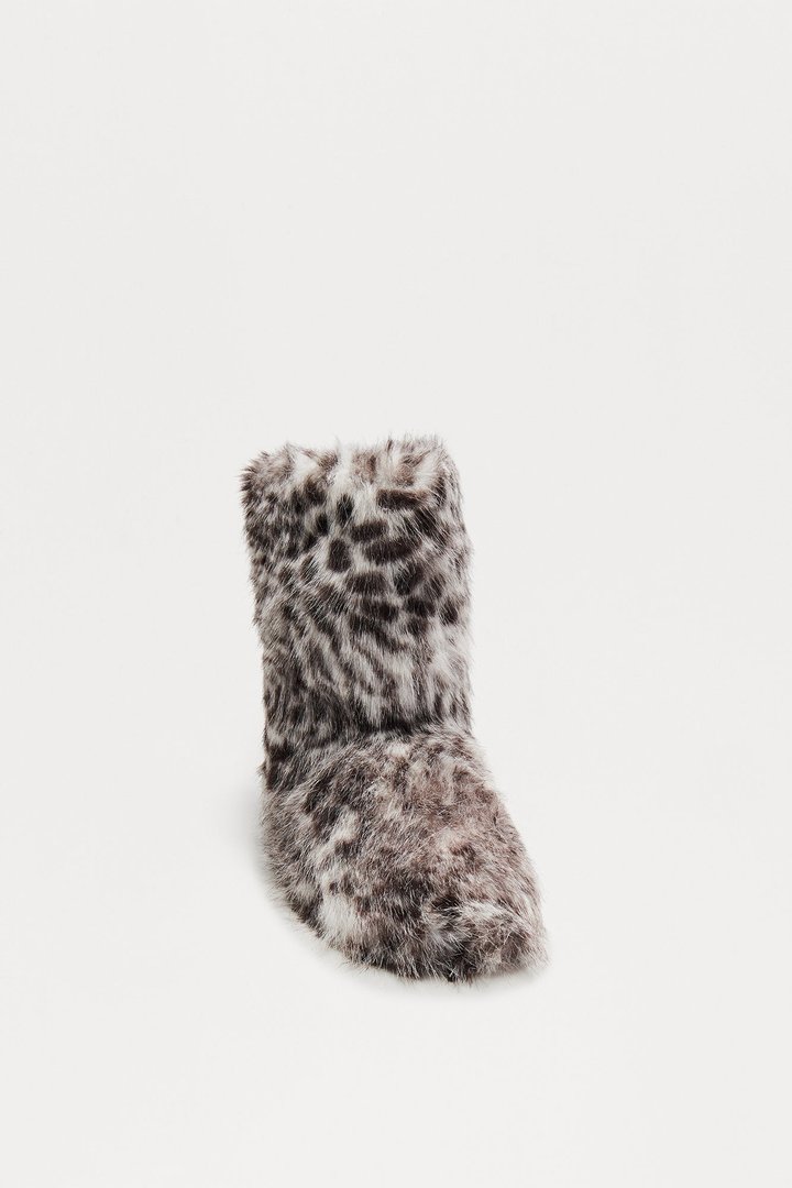 Chilly Days Booties - White/Black