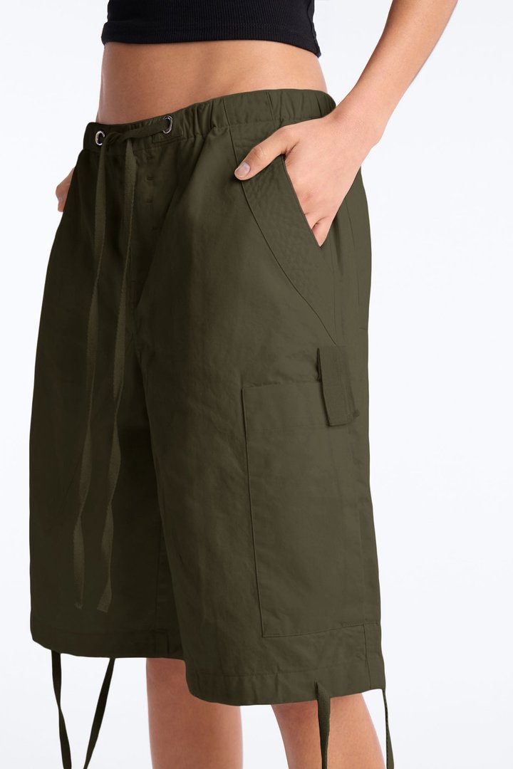 Out Of Town Low Rise Cotton Bermuda Short - Olive