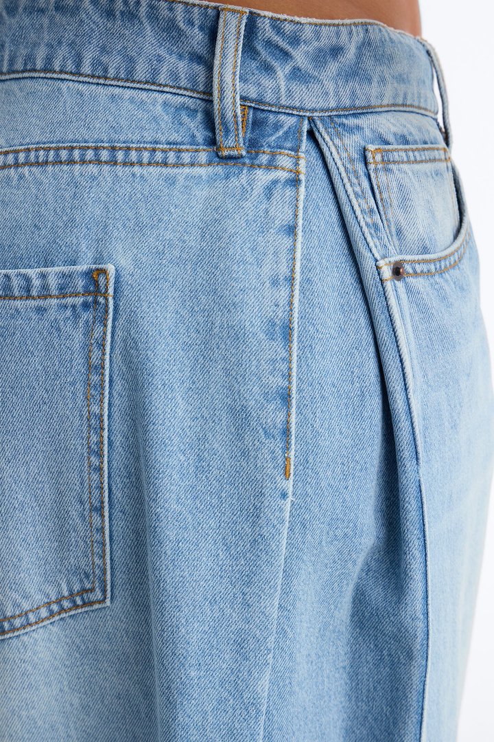 Aleksa Pleated Non Stretch Denim Jorts - Light Wash