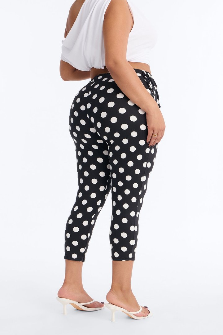 Lucia High Rise Polka Dot Capri Legging 19″ - Black/White
