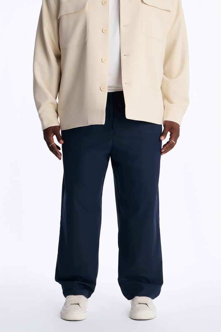 Nelson Pleated Hybrid Relaxed Pant - Navy