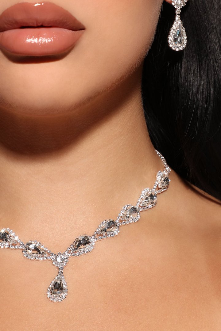 Guest Of Honor Necklace And Earring Set - Silver
