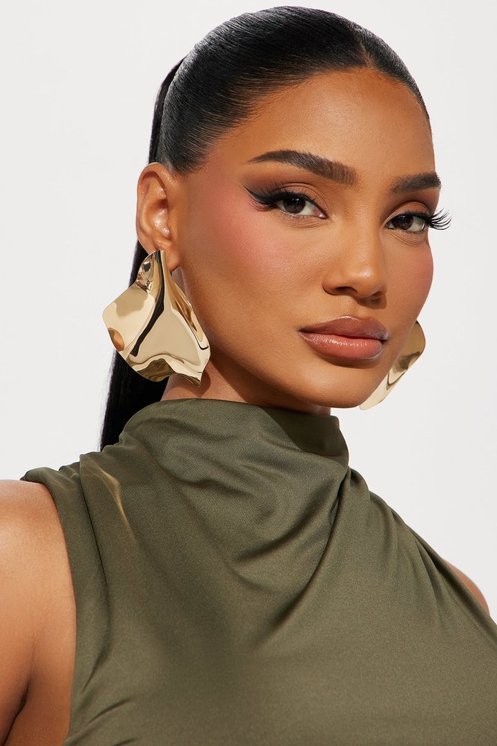 Golden Foil Flakes Earrings - Gold