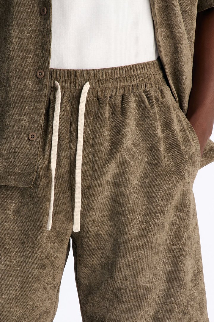 Relaxed Field Of Paisley Short - Olive