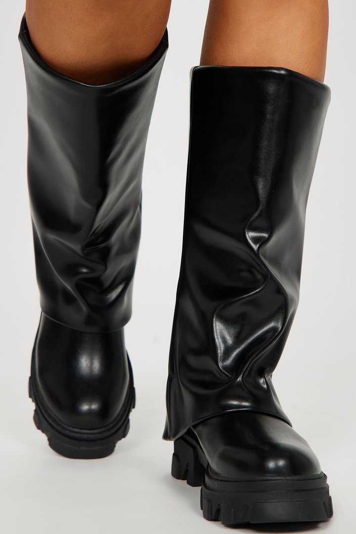 Showing Up Overlay Boots - Black