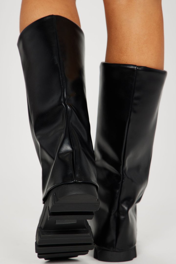 Showing Up Overlay Boots - Black