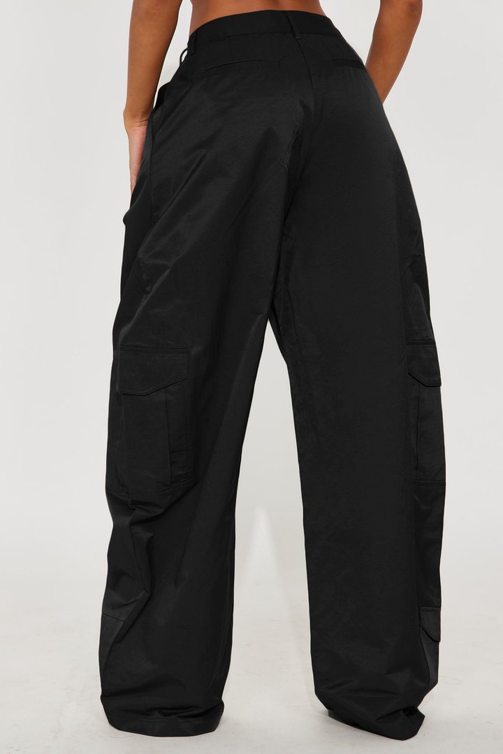 Amania Windbreaker Cargo Pant - Black