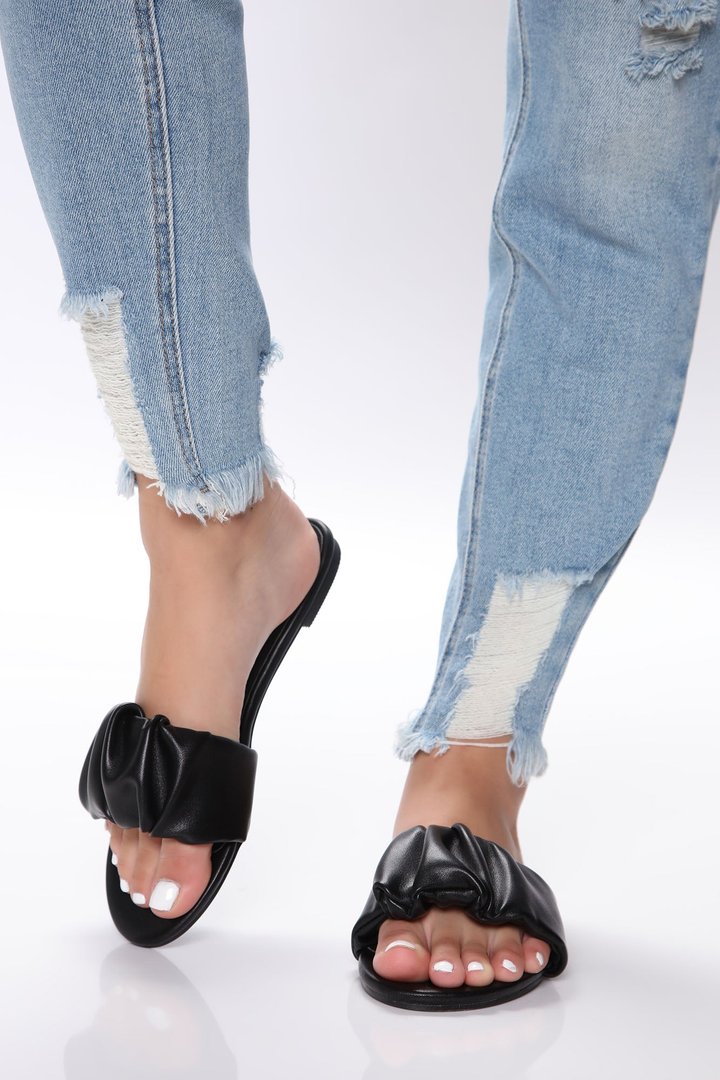 Just Wait Ruffle Sliders - Black