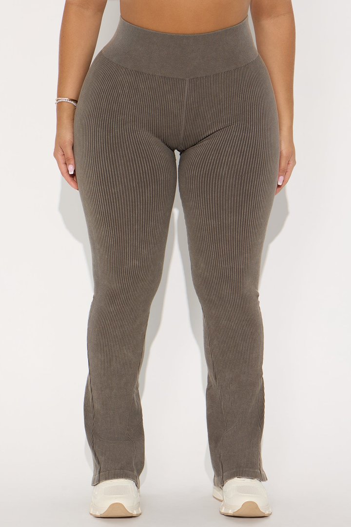 Mia Ribbed Seamless Flare Pant - Chestnut