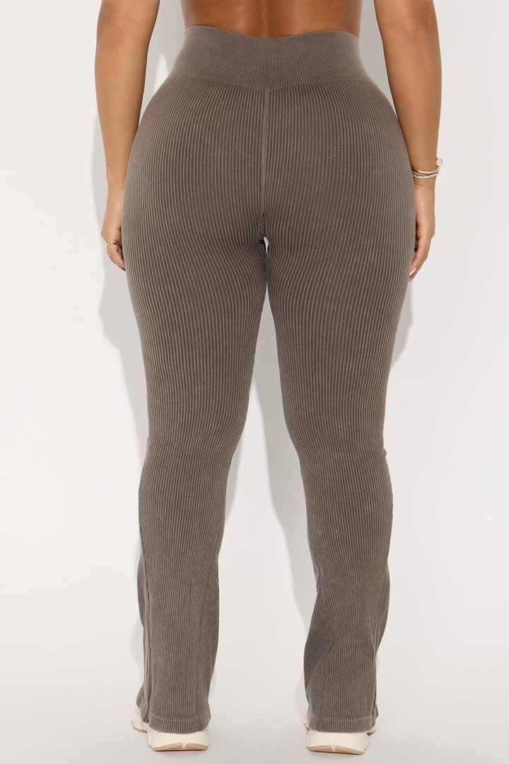 Mia Ribbed Seamless Flare Pant - Chestnut