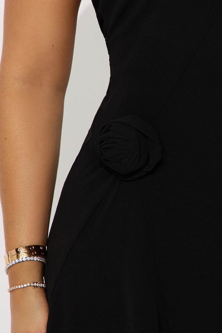 Staying Close Halter Maxi Dress - Black