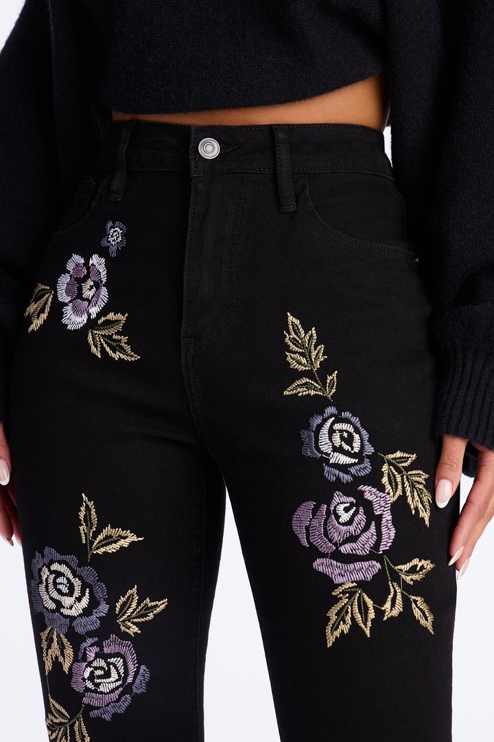 Plucking Petals Embroidered Skinny Capri Jeans - Black